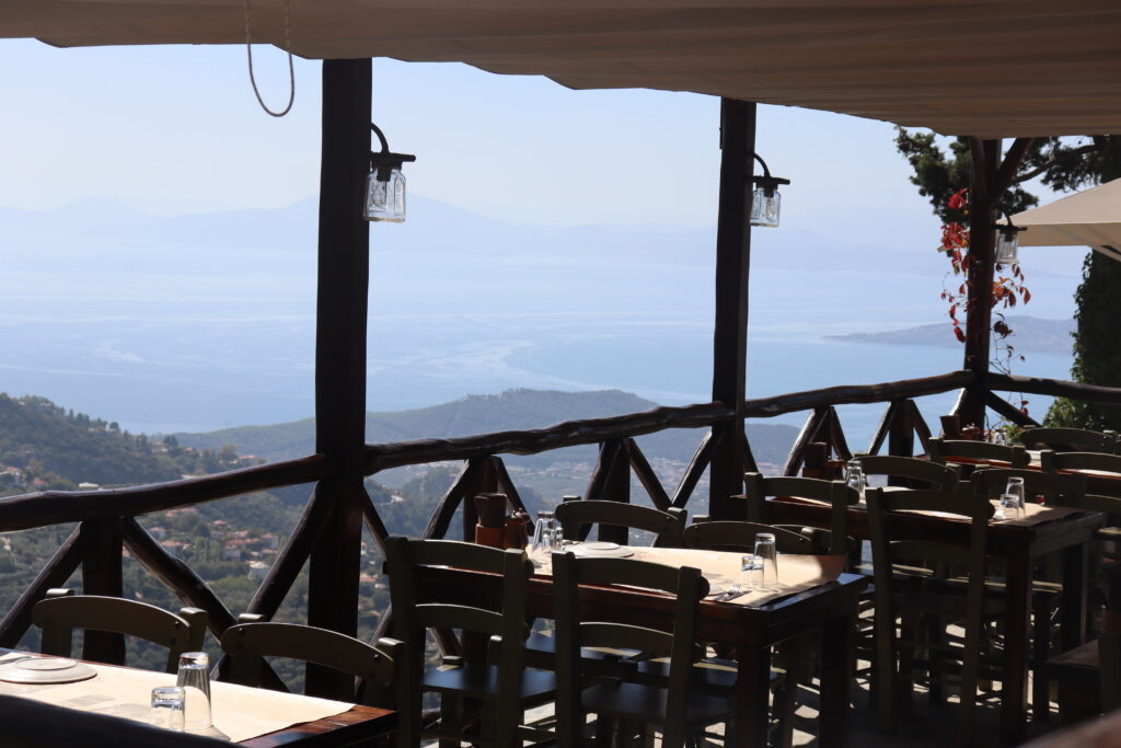 Vue panoramique depuis une terrasse de restaurant à Makrinitsa |  © Traverse(s)