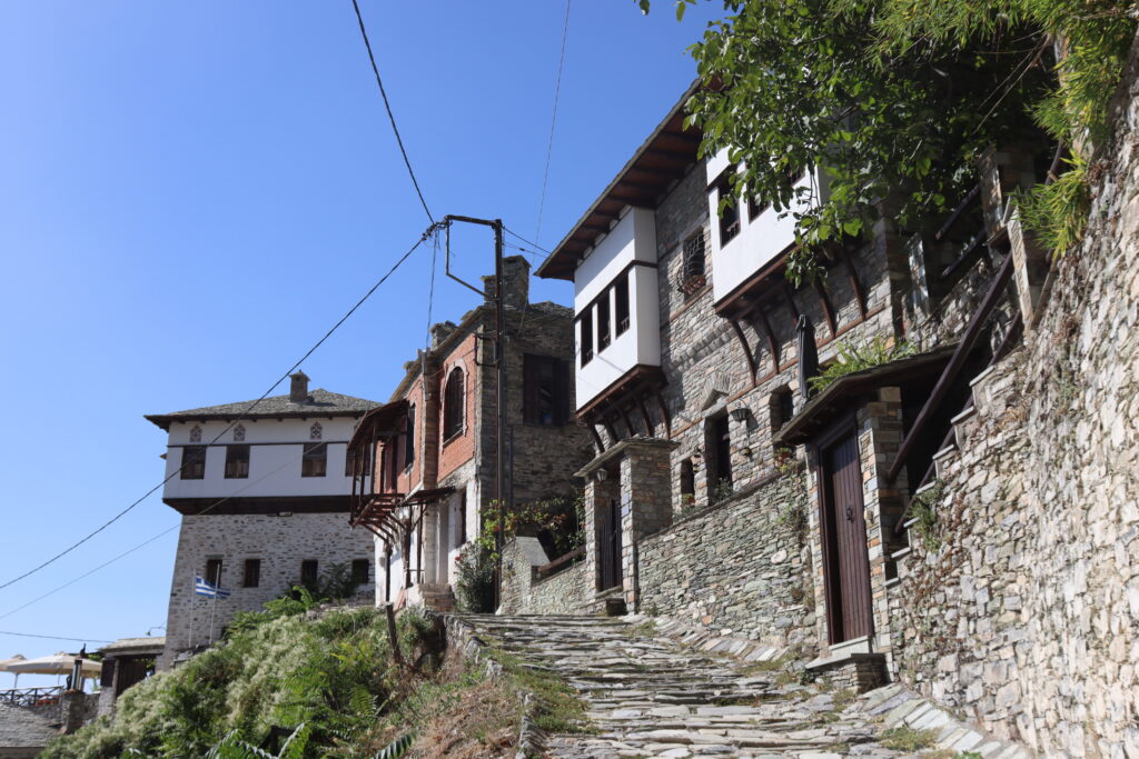 Ruelle escarpée dans Makrinitsa | © Traverse(s)