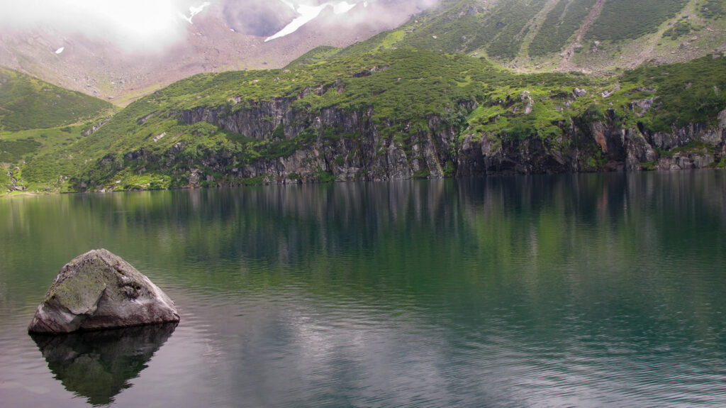 Le lac de Peyrelade et la muraille du Pène Blanque | © Traverse(s)