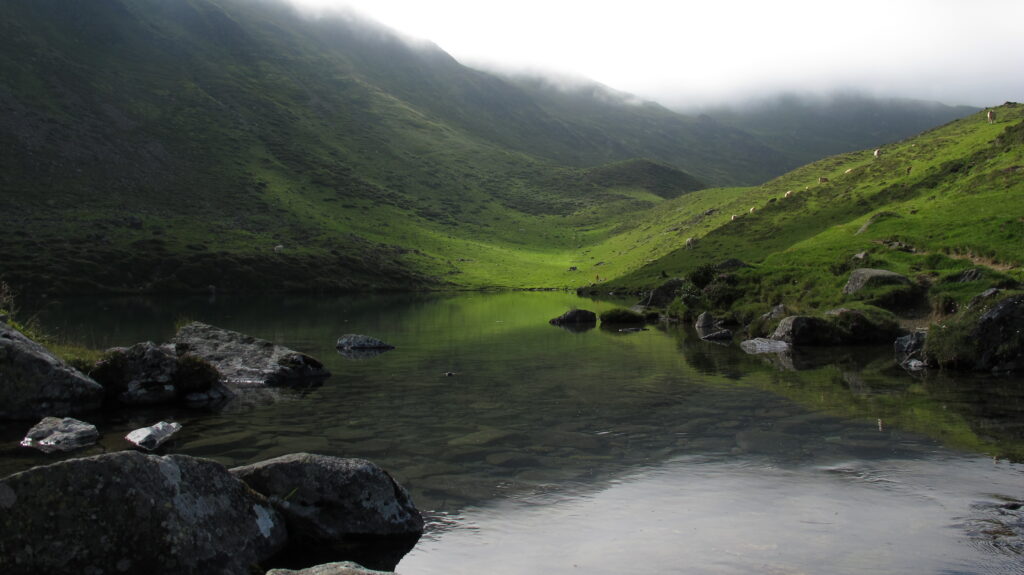 Le lac d’Ourrec et les pelouses au pied du soum de Lascours | © Traverse(s)