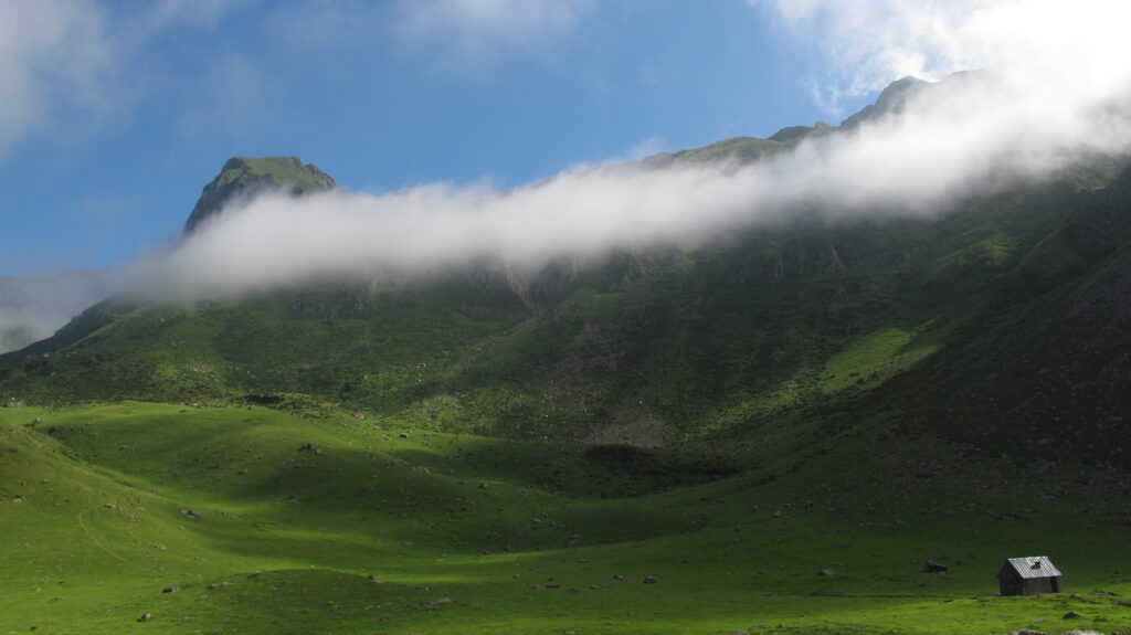 Le lac d’Ourrec et les pelouses au pied du soum de Lascours | © Traverse(s)