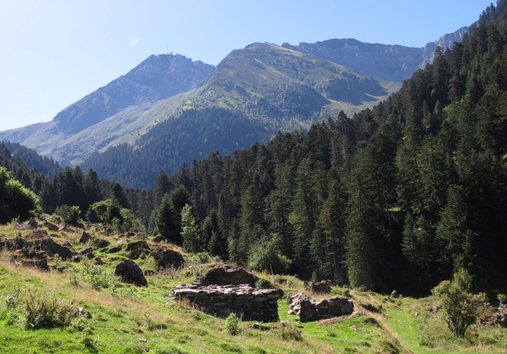 Cabanes de l’Haya avec, en arrière-plan, le pic du Midi de Bigorre | © Traverse(s)